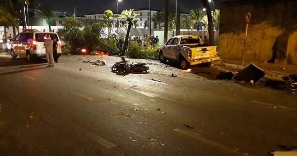 Xe bán tải húc 6 xe máy đang chờ đèn đỏ trên đường Nguyễn Hữu Cảnh