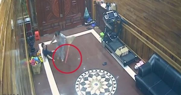 Phẫn nộ clip giúp việc tát, lôi xềnh xệch, đánh trẻ dã man bằng cán chổi