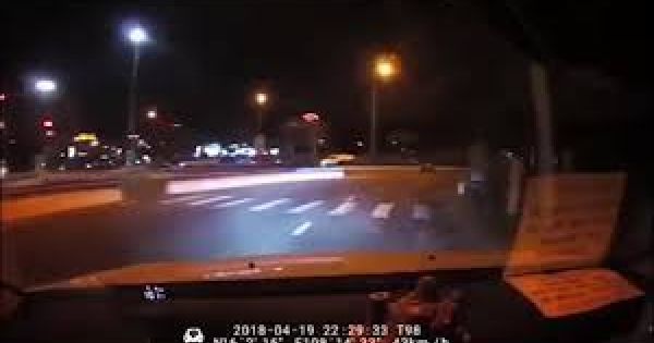 Ném đá xe khách: Nam thanh niên bị xích cổ, quỳ giữa đường