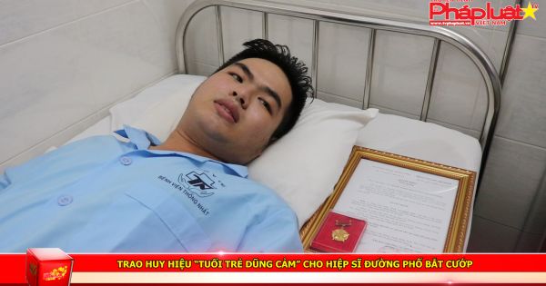 Trao huy hiệu “Tuổi trẻ dũng cảm” cho hiệp sĩ đường phố bắt cướp