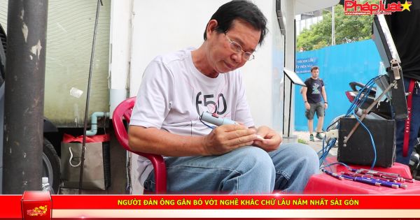Người đàn ông gắn bó với nghề khắc chữ lâu năm nhất Sài Gòn