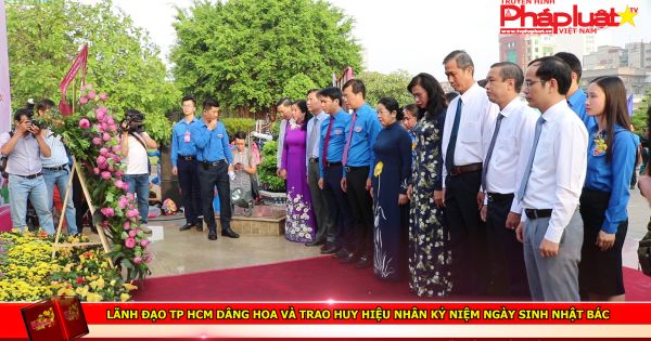 Lãnh đạo TP HCM dâng hoa và trao huy hiệu nhân kỷ niệm ngày sinh nhật Bác