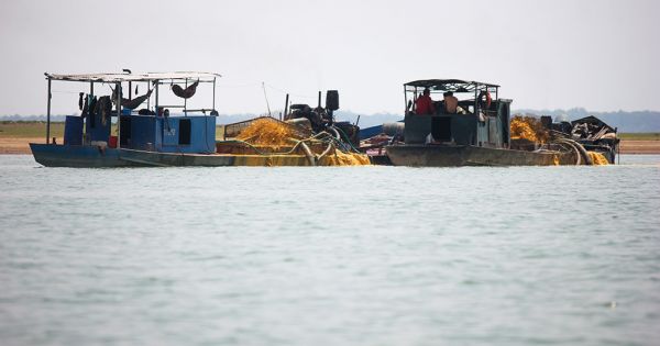 Xử lý nghiêm vi phạm khai thác cát tại lòng hồ Dầu Tiếng