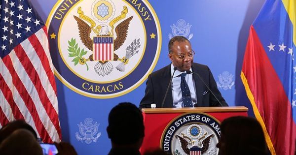 Venezuela trục xuất 2 nhà ngoại giao Mỹ để đáp trả lệnh trừng phạt