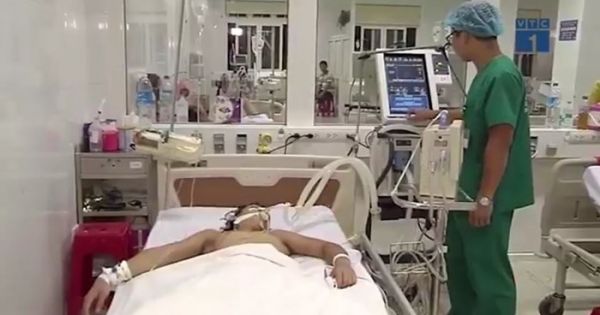 Nghệ An: Xuống hầm tàu bốc cá, 5 người ngạt khí nguy kịch