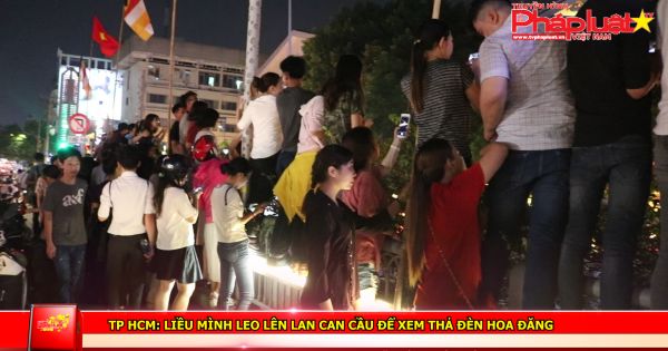 TP HCM: Liều mình leo lên lan can cầu để xem thả đèn hoa đăng