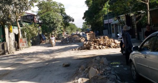 Tỉnh Nghệ An: Đường xuống cấp, người dân đổ phế thải ngăn xe ô tô lưu thông