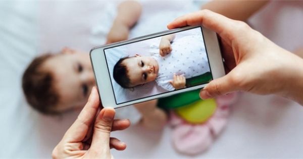 Tự ý đăng ảnh trẻ lên mạng xã hội mà không có sự đồng ý từ người thân của trẻ sẽ bị xử phạt hành chính