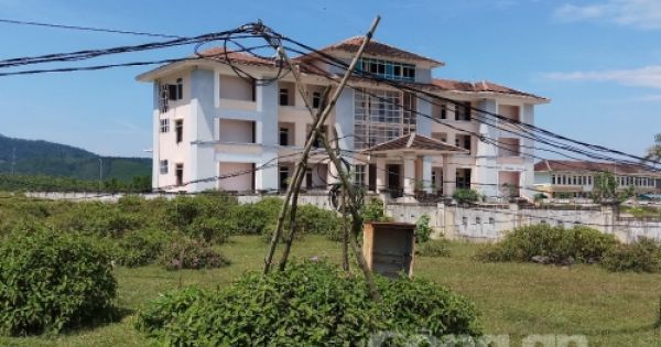 Hà Tĩnh: Trụ sở 33 tỷ bỏ hoang cho trâu bò tránh nắng