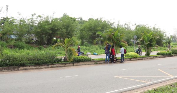 TP HCM: Thiếu nhà chờ, sinh viên “khốn khổ” chờ xe buýt ở làng đại học