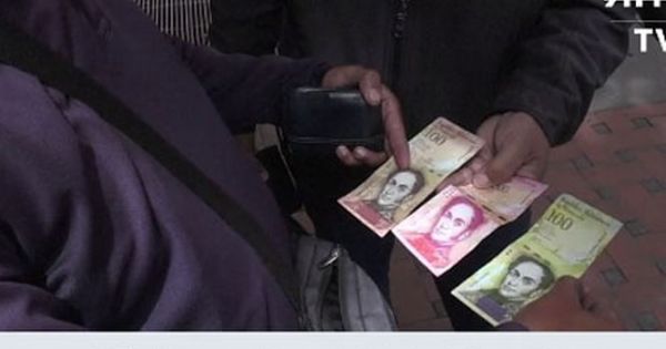 Nửa tháng lương không mua nổi hộp trứng ở Venezuela