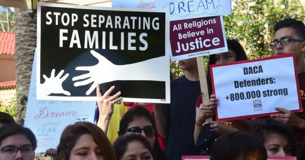 Tổng thống Mỹ Donald Trump bãi bỏ quy định chia tách con cái với cha mẹ là di dân bất hợp pháp