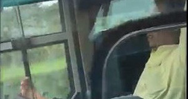 Dư luận xôn xao đoạn clip tài xế lái xe khách bằng chân trên đường cao tốc