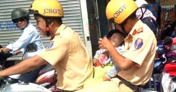 Xúc động hình ảnh CSGT đưa bé trai đi cấp cứu giữa trưa nắng