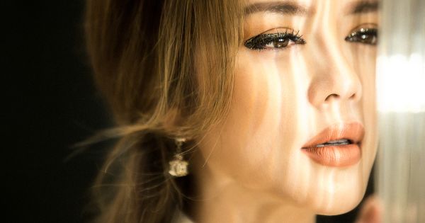 Phong cách thời trang quyền lực của Lý Nhã Kỳ sau khi nhậm chức Lãnh sự Danh dự Rumani