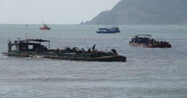 Chủ tịch Hà Nội yêu cầu xác minh tàu công an trong clip cát tặc lộng hành