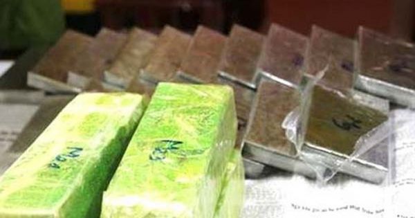 Nghệ An: Hàng chục cảnh sát đón lõng, nổ súng bắt xe bán tải chở 19 bánh heroin