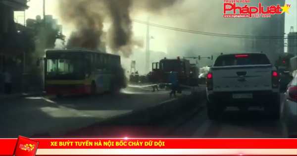 Xe buýt tuyến Hà Nội bốc cháy dữ dội