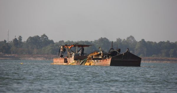 Đại biểu chất vấn về “sân sau”, “lợi ích nhóm” trong hoạt động khai thác cát