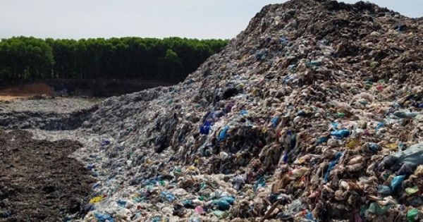 Thừa Thiên Huế: Rác thải chất như núi, bốc mùi hôi khiến người dân bức xúc