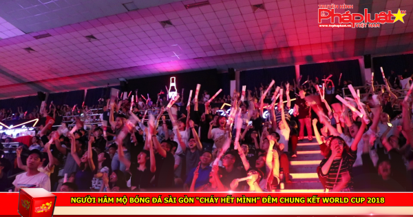 Người hâm mộ bóng đá Sài Gòn “cháy hết mình” đêm chung kết World Cup 2018