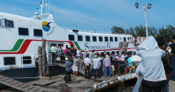 Thời tiết xấu tàu cao tốc ngừng hoạt động, hàng ngàn du khách kẹt lại Phú Quốc