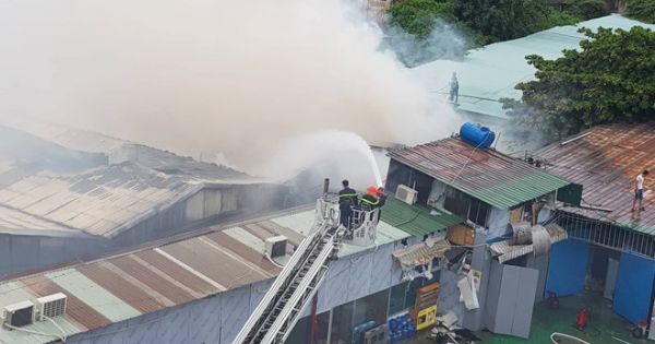 Cháy lớn tại một xưởng gỗ ở TP.HCM