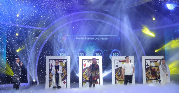 Quán quân “Ảo thuật siêu phàm” tặng hoa hồng cho Lãnh sự danh dự Lý Nhã Kỳ trong đêm Chung kết