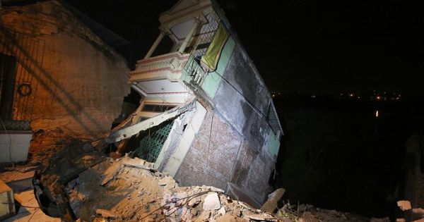 Hòa Bình: Hàng loạt nhà dân chìm xuống sông Đà trong đêm