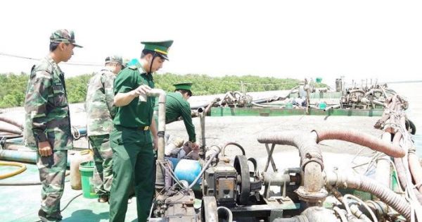 TPHCM: Bắt 3 sà lan vận chuyển trái phép lượng cát 