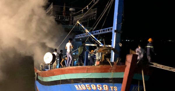 Nghệ An: Tàu cá 10 tỷ bốc cháy khi chuẩn bị xuất bến