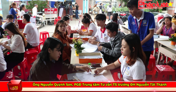 Hàng ngàn thí sinh trúng tuyển đại học háo hức làm thủ tục nhập học