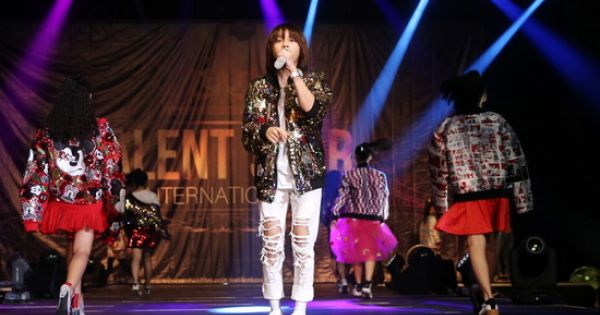 Quán quân Idol Kids Thiên Khôi vừa hát vừa chơi bóng rổ