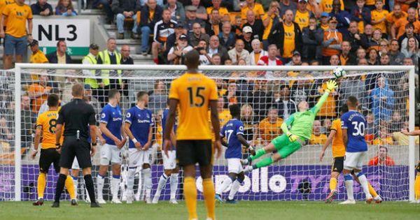 Chơi thiếu người, Everton chia điểm trước Wolves