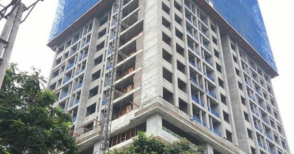 Cần cẩu công trình đứt cáp, sắt thép rơi trúng người đi đường