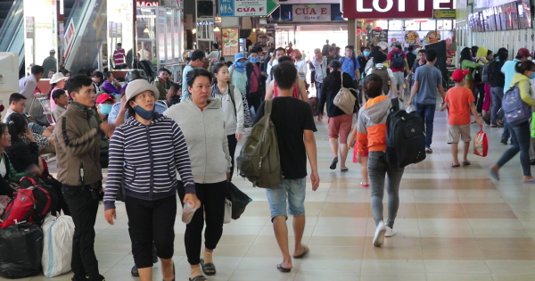 Hàng vạn người dân đổ về bến xe bắt đầu nghỉ lễ 2/9