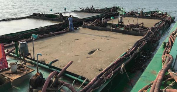 Bắt 2 sà lan đang hút trộm cát ngoài biển Cần Giờ