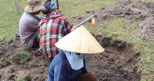 Phú Yên: “Xẻ thịt” lòng hồ thủy điện để đào đá đen
