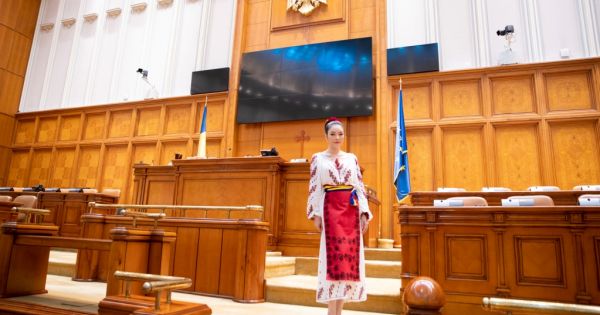 Lãnh sự danh dự Lý Nhã Kỳ xinh đẹp trong trang phục truyền thống của Romania