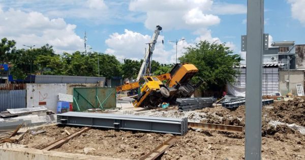 TPHCM: Cần cẩu đổ sập ra đường, nhiều người thoát nạn trong gang tấc