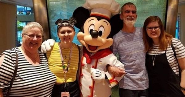 Khách Tây gặp bão Mangkhut khi nghỉ dưỡng ở Hong Kong