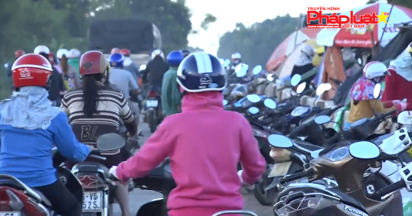 Bất an chợ tự phát “mọc” trên quốc lộ 1