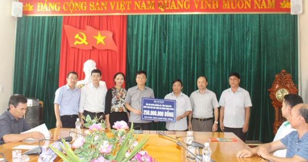 Bộ trưởng Lê Thành Long thăm, tặng quà nhân dân vùng lũ Mường Lát