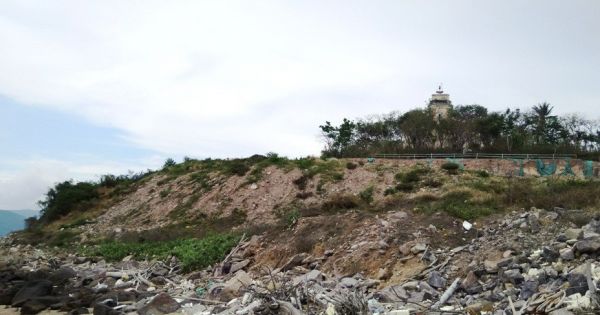 Di tích lầu Bảo Ðại đang bị “băm nát”