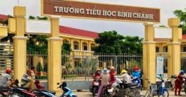 Cô giáo quỳ gối xin lỗi phụ huynh bị kỷ luật cảnh cáo