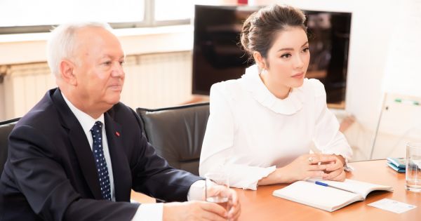 Lý Nhã Kỳ họp tại Tòa nhà quốc hội lớn nhất Romania