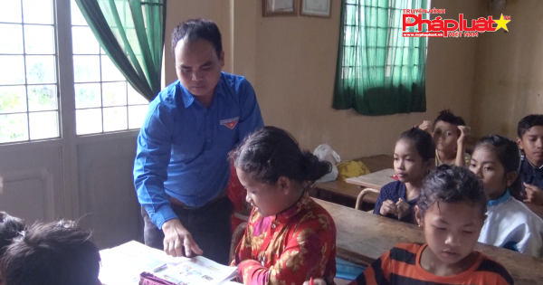 Lâm Đồng: Thanh niên mở lớp học tiếng Anh miễn phí cho trẻ em vùng cao