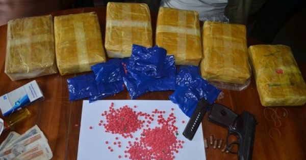 Bắt giữ xe bán tải chở hàng tạ ma túy đá