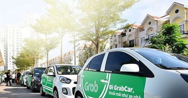 Kiến nghị xe Grab phải gắn hộp đèn, niêm yết giá như taxi truyền thống