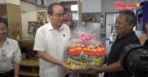 Bí thư Nguyễn Thiện Nhân thăm người dân Thủ Thiêm